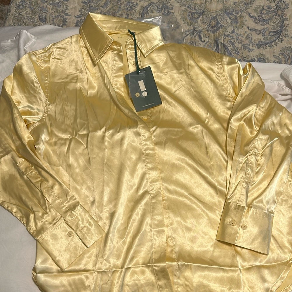 Daily Drills NWT SZ XS/S lemon yellow silky l/s button front top 💛 runs big